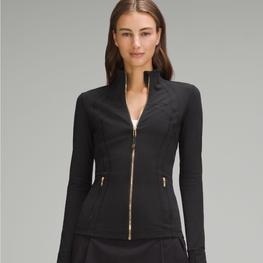 Define Jacket Nulu

Black/Gold